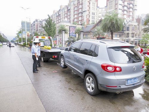 整治逗硬&nbsp;6辆军、警车乱停被拖或锁(图2)