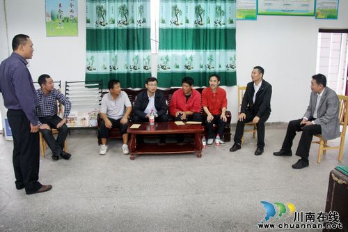 江阳区委常委、组织部长张司伦冒雨慰问通滩一线教师(图1)