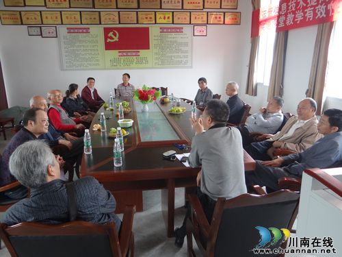 叙永：退休教师回“娘家”&nbsp;勾勒学校发展新图景(图1)