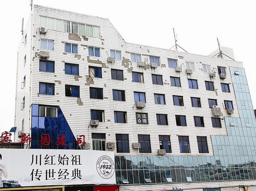 外墙掉瓷砖&nbsp;楼下觉得“悬”(图1)