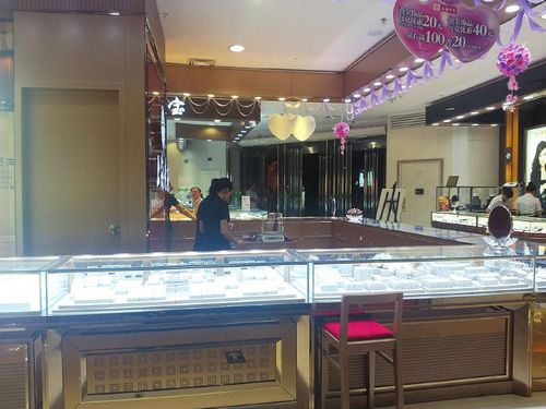 女子"逛"泸州闹市一金饰专柜&nbsp;抢走60克金项链(图1)