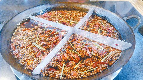 宜宾南岸东区“请客”一条街(图2)