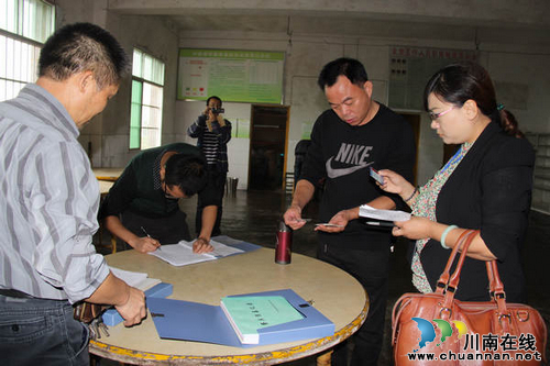 毗卢镇：开展秋季学校食堂安全卫生大检查(图1)