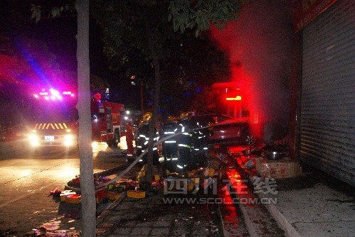 宜宾闹市区门市突发大火 消防官兵成功施救(图)