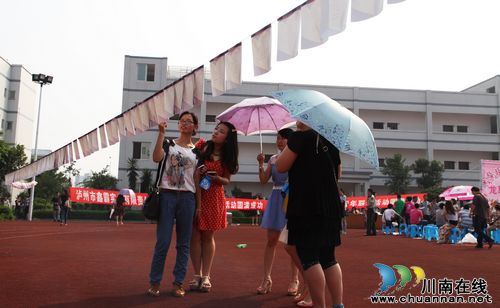 为爱向前冲&nbsp;400名未婚青年扎堆觅“幸福”(图1)