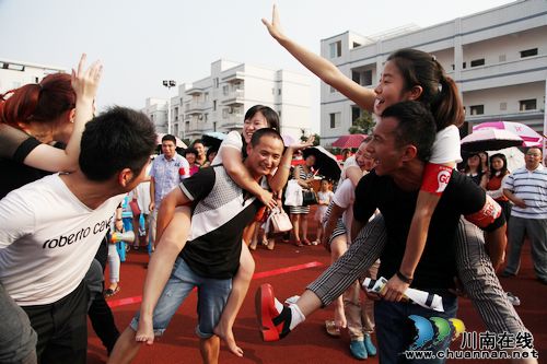 为爱向前冲&nbsp;400名未婚青年扎堆觅“幸福”(图3)