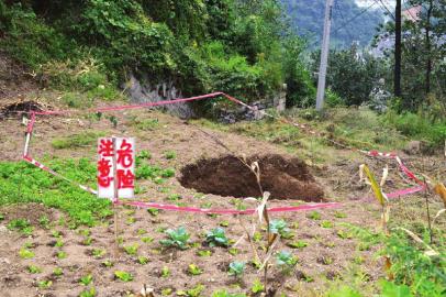 泸州叙永菜地现“天坑” 地陷深达十余米(图1) 泸州叙永菜地现“天坑” 地陷深达十余米(图1)