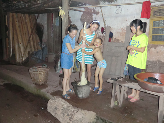 叙永水尾:中秋佳节打糍粑,小孩体验苦与乐(图1) 叙永水尾:中秋佳节打糍粑,小孩体验苦与乐(图1)
