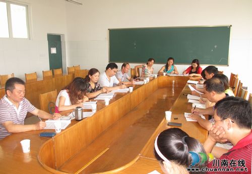 泸州市教育局教学视导组到十八中开展视导工作(图1) 泸州市教育局教学视导组到十八中开展视导工作(图1)