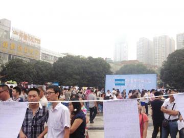 泸州创业服务暨高校毕业生就业服务招聘会召开(图1)