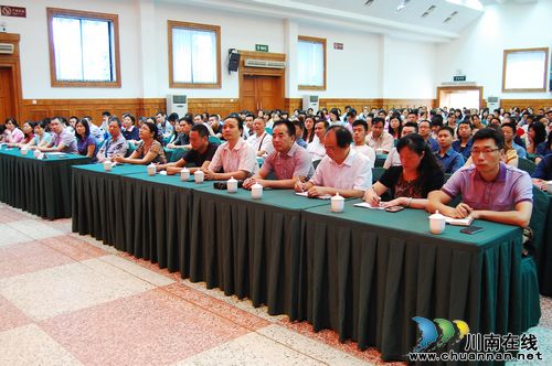 四川劳动模范先进事迹巡回报告会在泸举行(图2) 四川劳动模范先进事迹巡回报告会在泸举行(图2)