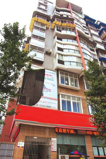 宜宾:天降“砖块” 路人被砸成重伤(图2) 宜宾:天降“砖块” 路人被砸成重伤(图2)