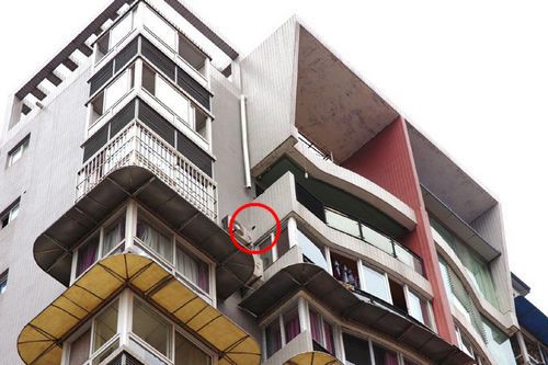 宜宾:天降“砖块” 路人被砸成重伤(图1) 宜宾:天降“砖块” 路人被砸成重伤(图1)