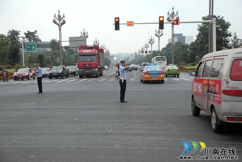 泸州交警全力护航"西南商品博览会"(图2) 泸州交警全力护航"西南商品博览会"(图2)