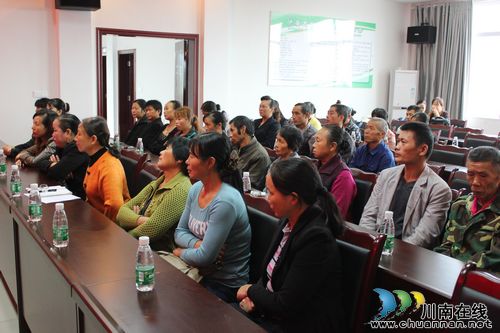 泸州市总工会举办农民工商务服务员培训会(图2) 泸州市总工会举办农民工商务服务员培训会(图2)