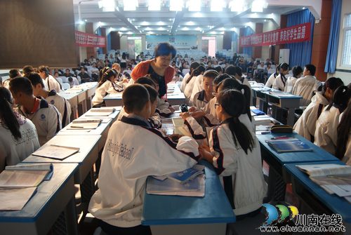 泸州市初中化学新课程教学展评活动在十八中举行(图2)