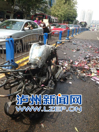昨日 泸州钟鼓楼一摩托车发生爆炸(图1) 昨日 泸州钟鼓楼一摩托车发生爆炸(图1)