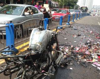 昨日&nbsp;泸州钟鼓楼一摩托车发生爆炸