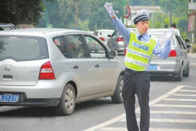 大假忙执勤&nbsp;宜宾交警马路边相亲(图1)