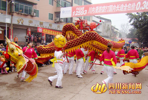 丰乐镇：村民舞动彩龙喜庆国庆(图1)