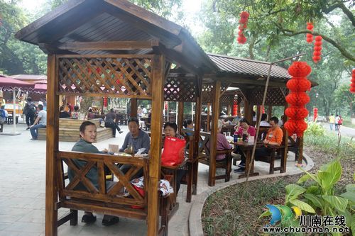国庆期间 张坝景区"吃行游购娱"旅游功能完善(图2) 国庆期间 张坝景区"吃行游购娱"旅游功能完善(图2)