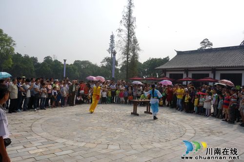 黄金周&nbsp;泸州张坝景区精彩节目扯眼球(图2)