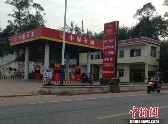 宜宾现山寨加油站 “中国石油”变“中围石油”(图1) 宜宾现山寨加油站 “中国石油”变“中围石油”(图1)