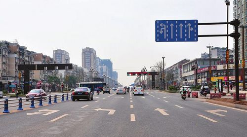 千米内无斑马线 内江汉安大道很难过(图)(图2) 千米内无斑马线 内江汉安大道很难过(图)(图2)