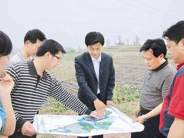大学生村官：为何“岗”在村里人在城镇？(图1)