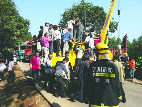 宜宾:40路人“翘起”货车拯救车轮下的父子(图1) 宜宾:40路人“翘起”货车拯救车轮下的父子(图1)