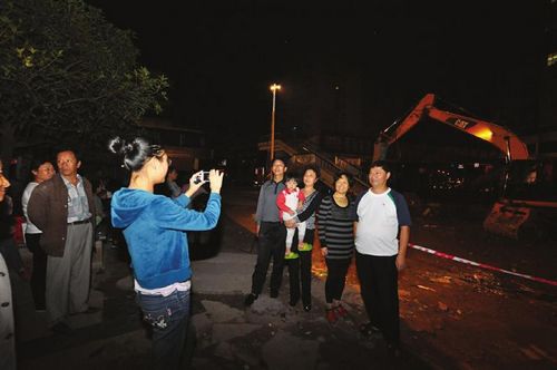 宜宾首座人行天桥昨晚开拆(图1) 宜宾首座人行天桥昨晚开拆(图1)