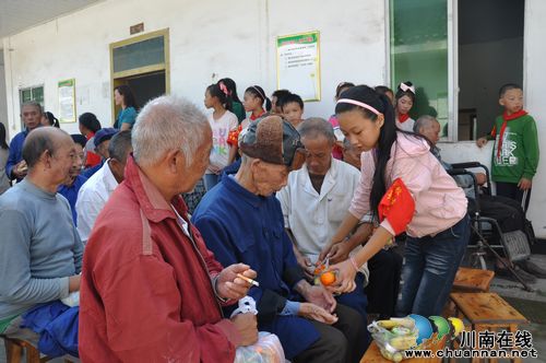 天仙镇:学校师生慰问敬老院老人(图1) 天仙镇:学校师生慰问敬老院老人(图1)