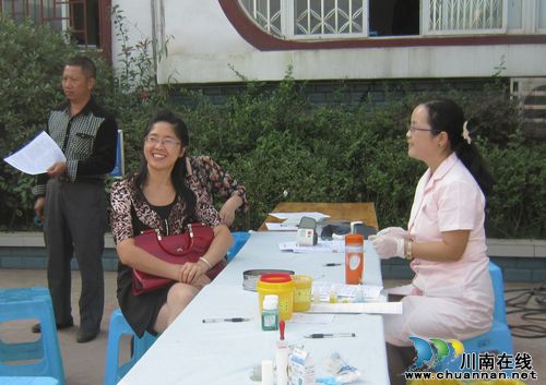 福宝镇:干群无偿献血奉献爱心(图1) 福宝镇:干群无偿献血奉献爱心(图1)