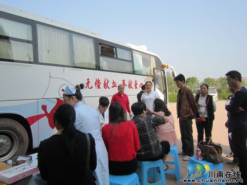 福宝镇:干群无偿献血奉献爱心(图2) 福宝镇:干群无偿献血奉献爱心(图2)