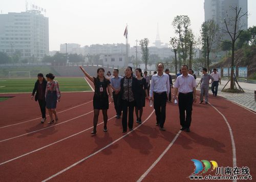 鞠丽督查泸州十八中文明城市创建工作(图1) 鞠丽督查泸州十八中文明城市创建工作(图1)