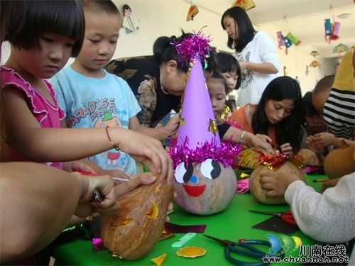 泸县福集镇中心幼儿园:亲子体验 快乐南瓜节(图2) 泸县福集镇中心幼儿园:亲子体验 快乐南瓜节(图2)