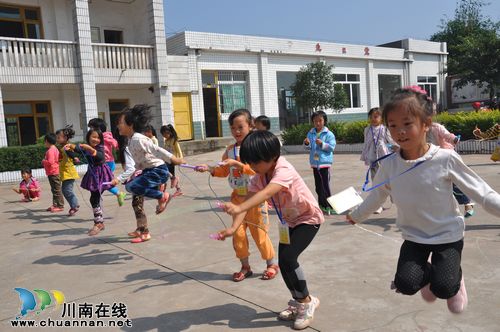 泸州天仙镇学校：大课间添“新内容”师生其乐无穷(图1)