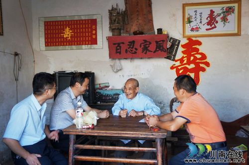 泸县百岁老人颐养天年(图1) 泸县百岁老人颐养天年(图1)