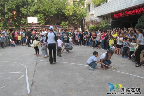 纳溪区逸夫实验小学举办2013年秋季亲子趣味运动会(图1) 纳溪区逸夫实验小学举办2013年秋季亲子趣味运动会(图1)