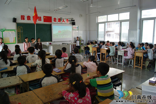 泸州十八中举行“红领巾相约中国梦”建队纪念日主题队日活动(图1) 泸州十八中举行“红领巾相约中国梦”建队纪念日主题队日活动(图1)