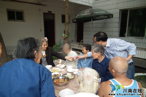 胡市镇：50余名爱心人士敬老院里献爱心(图3)
