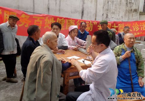 通滩卫生院到敬老院义诊(图1)