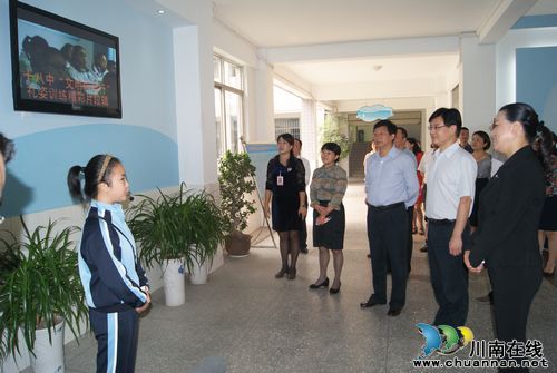 四川省文明城市检查验收组莅临泸州十八中指导(图1) 四川省文明城市检查验收组莅临泸州十八中指导(图1)