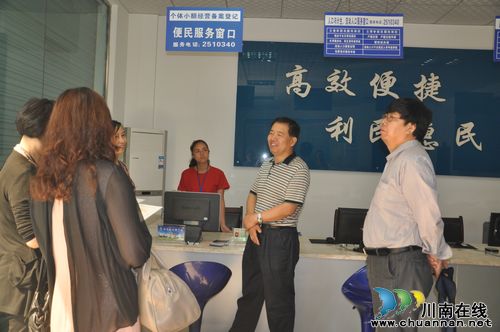 国家工商总局调研泸州龙马潭区小额经营社区备案登记工作(图1) 国家工商总局调研泸州龙马潭区小额经营社区备案登记工作(图1)