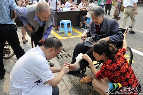 泸医附院专家赴叙永开展义诊服务(图2) 泸医附院专家赴叙永开展义诊服务(图2)