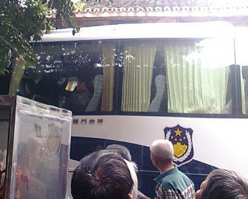 泸州麻将馆外现警察 警方回应系清赌(图1) 泸州麻将馆外现警察 警方回应系清赌(图1)