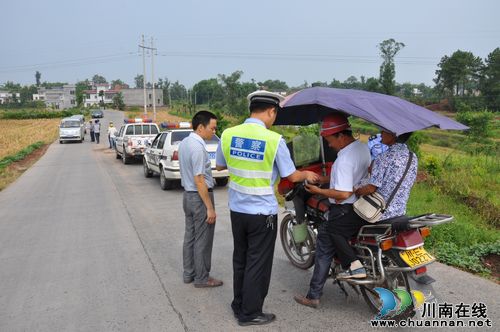 云锦镇：严格整治农村道路交通安全(图1)