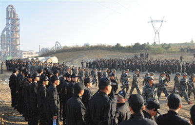 网曝贵阳观山湖区837学生冒充特警参与强拆(图1)