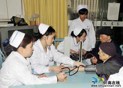 泸医附院“服务老人&nbsp;关爱老人”健康义诊活动(图2)