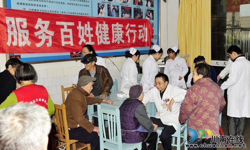 泸医附院“服务老人&nbsp;关爱老人”健康义诊活动(图1)